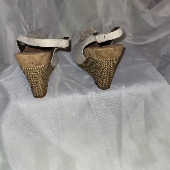 WEDGE W ROSE DESIGN SIMMER BADGE , NWOT - Picture 3 of 4